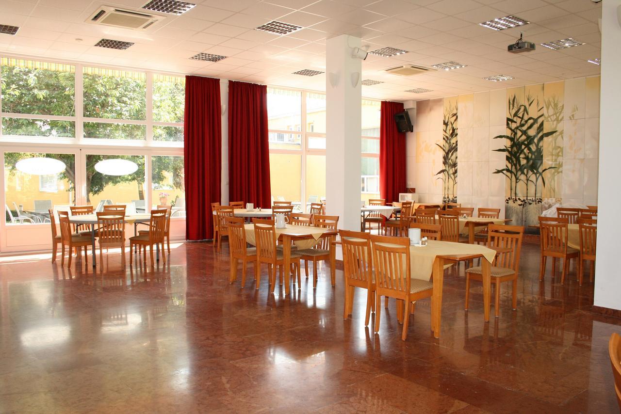 Park Hotel Es Rendezveny Centrum Bábolna מראה חיצוני תמונה