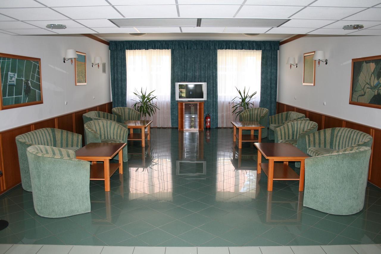 Park Hotel Es Rendezveny Centrum Bábolna מראה חיצוני תמונה