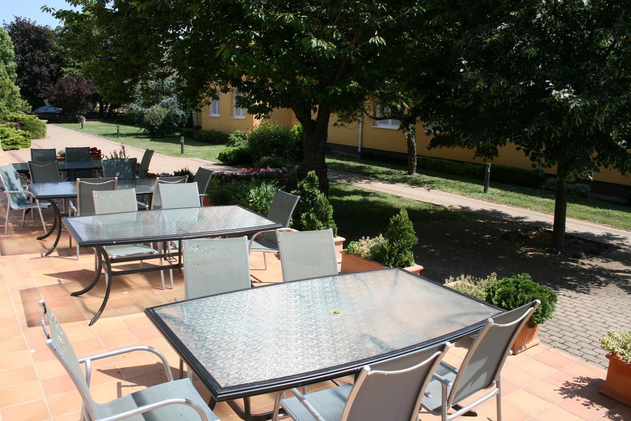 Park Hotel Es Rendezveny Centrum Bábolna מראה חיצוני תמונה