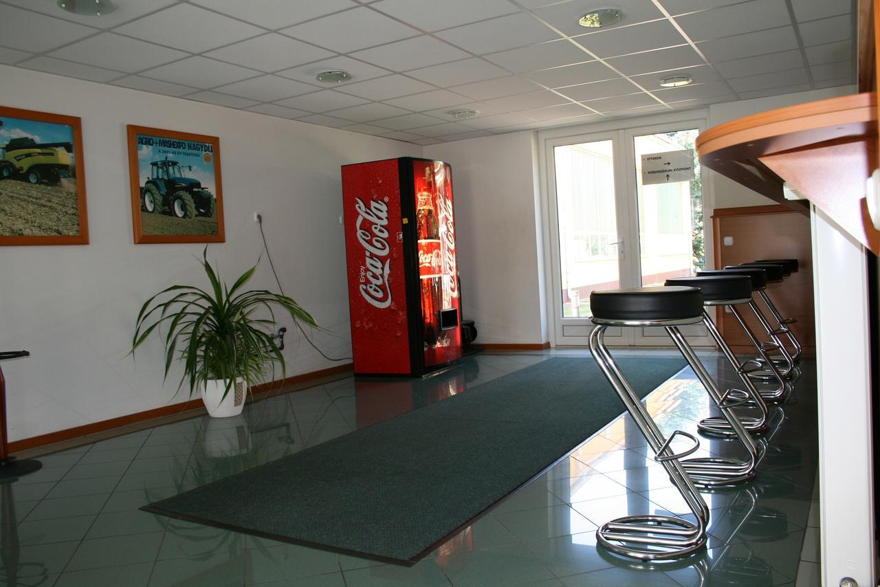 Park Hotel Es Rendezveny Centrum Bábolna מראה חיצוני תמונה